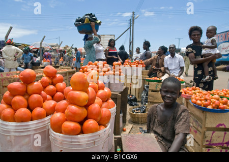 Petite fille africaine vente de tomates dans le quartier du marché d'Accra, Ghana Banque D'Images