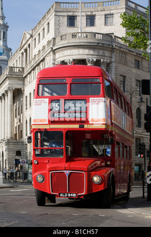Pas de 15 bus Routemaster. Trafalgar Square, Londres, Angleterre Banque D'Images
