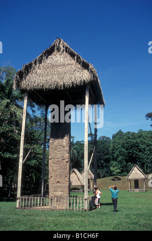 Les visiteurs à la propriété intellectuelle à la Stèle E la plus grande stèle dans le monde maya du Guatemala site archéologique de Quirigua Banque D'Images