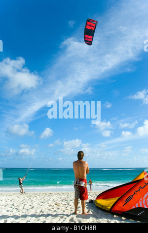 Kite surfeurs à la Barbade plage Caraïbes Banque D'Images