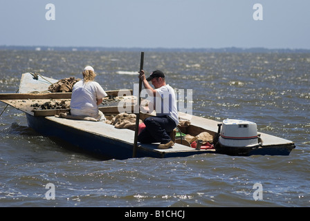 Tongers d'huîtres sur le long de la Baie d'Apalachicola au nord de la côte de la floride Banque D'Images