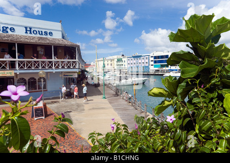 Les personnes de passage a waterfront cafe Bridgetown Barbade Caraïbes Banque D'Images