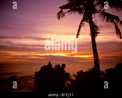 Tanah Lot au coucher du soleil à Bali Indonésie 0746 Banque D'Images