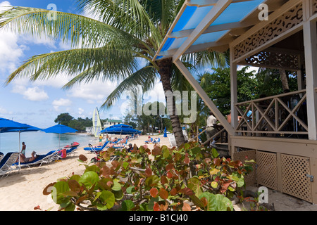 Les gens se reposent au beach Mullins Bay Speightstown Caraïbes Barbade Banque D'Images