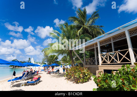 Les gens se reposent au beach Mullins Bay Speightstown Caraïbes Barbade Banque D'Images