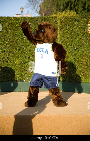 L'UCLA Bruin riles la foule des anciens lors de la première journée annuelle de l'UCLA Banque D'Images