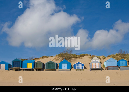 Cabane de plage multicolores dans les dunes de la péninsule Llyn Abersoch Gwynedd au nord du Pays de Galles UK GB EU Europe Banque D'Images