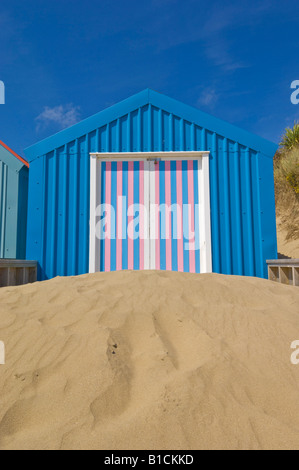 Cabane de plage multicolores dans les dunes de la péninsule Llyn Abersoch Gwynedd au nord du Pays de Galles UK GB EU Europe Banque D'Images