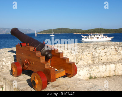 Un vieux canon sur le mur du port de Korcula, avec voiliers dans le port, la Croatie, Korcula Banque D'Images