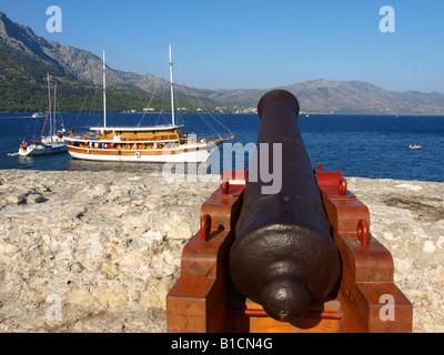 Un vieux canon sur le mur du port de Korcula, avec voiliers dans le port, la Croatie, Korcula Banque D'Images