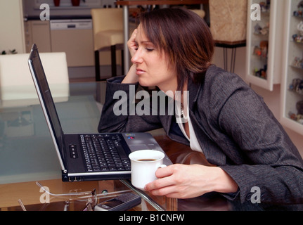 Les jeunes, d'affaires surmenés woman using laptop Banque D'Images