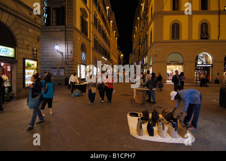 Colporteurs vendent de faux sacs à mains dans le centre de Florence dans la nuit Italie EU Europe Firenze Banque D'Images