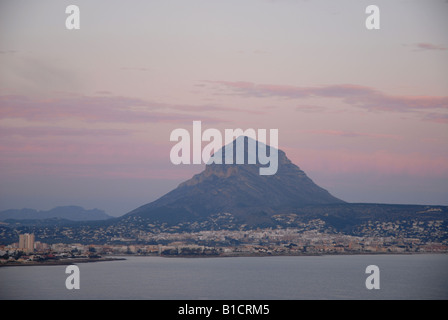 Voir à l'aube de la Prim, Cabo San Martin de Javea et La montagne Montgo, Province d'Alicante, Communauté Valencienne, Espagne Banque D'Images