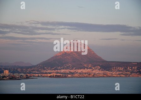 Voir à l'aube de la Prim, Cabo San Martin de Javea et La montagne Montgo, Province d'Alicante, Communauté Valencienne, Espagne Banque D'Images