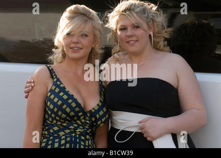 Adolescentes de seize ans à une école de départ fin de l'année Parti prom Surrey Angleterre avant de partir pour le lieu 2008 2000S UK HOMER SYKES Banque D'Images