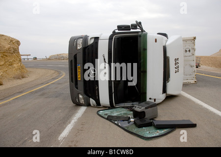 Israël Judée désert Sdom un semi-remorque renversé camion Mercedes sur les pistes étroites et sinueuses menant de la Mer Morte Banque D'Images