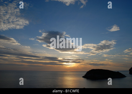 Voir à l'aube de la Prim, Cabo de San Martin de l'île de Portichol, Javea, Alicante Province, Comunidad Valenciana, Espagne Banque D'Images