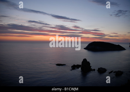 Voir à l'aube de la Prim, Cabo de San Martin de l'île de Portichol, Javea, Alicante Province, Comunidad Valenciana, Espagne Banque D'Images