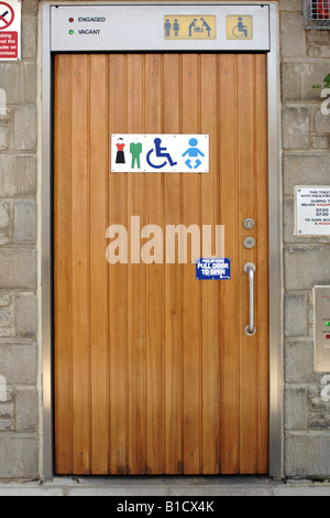 Porte à une fonction loo montrant des symboles pour les hommes femmes personnes handicapées et table à langer Banque D'Images