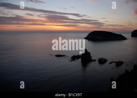 Voir à l'aube de la Prim, Cabo de San Martin de l'île de Portichol, Javea, Alicante Province, Comunidad Valenciana, Espagne Banque D'Images