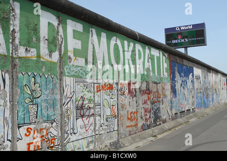 Allemagne Berlin Le Mur de Berlin la plus longue section restante 1,3 km dans l'East Side Gallery est couvert dans l'art du graffiti Banque D'Images