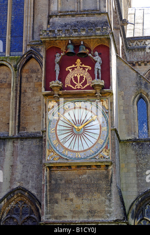 Wells cathedral et horloge externe Somerset 1380 montrant deux sonneurs de chevalier Banque D'Images