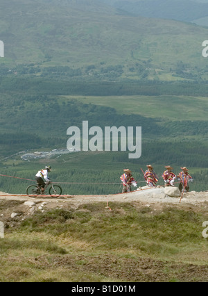 Fans vêtus de ponchos et sombreros cheer sur riders à la mens descente finale à la coupe du monde de vélo de montagne UCI Banque D'Images