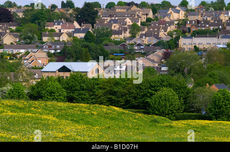 Ceinture verte à terre dans les Cotswolds Chipping Norton Oxfordshire en Angleterre avec des maisons à proximité de prairies préservées Banque D'Images