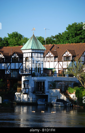 Propriété en bord de rivière de Maidenhead Bridge, rivière Thames, Maidenhead, Berkshire, Angleterre, Royaume-Uni Banque D'Images