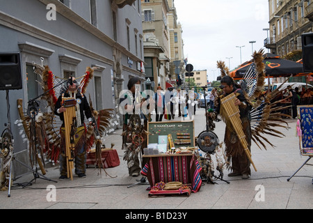 Rijeka Istrie Croatie Europe Mai, un groupe de musiciens d'Amérique du Sud de divertir les clients mystères sur Korzo Street dans le centre-ville Banque D'Images