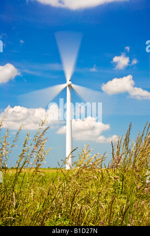 Seule éolienne de pales tournant contre un ciel d'un bleu profond sur une ferme éolienne côtière dans l'Oxfordshire, Angleterre, RU