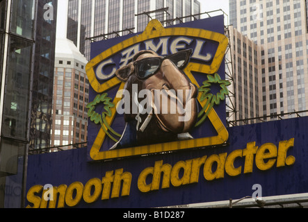 New York NY Circa 1992 Joe Camel Cigarette advertising dans Times Square ©Stacy Walsh Rosenstock Banque D'Images