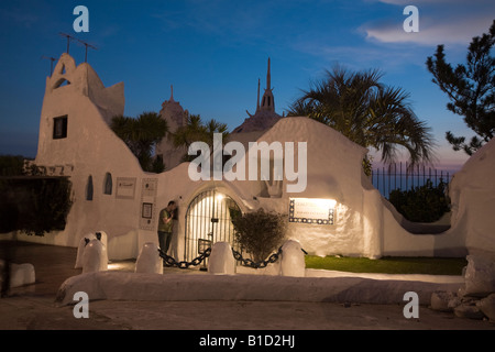 Le Nightshot de l'entrée de Hôtel et restaurant Casapueblo Punta del Este en Uruguay Banque D'Images