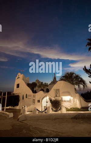 Le Nightshot de l'entrée de Hôtel et restaurant Casapueblo Punta del Este en Uruguay Banque D'Images