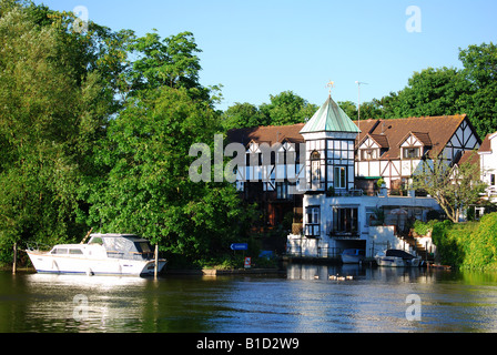 Propriété en bord de rivière de Maidenhead Bridge, rivière Thames, Maidenhead, Berkshire, Angleterre, Royaume-Uni Banque D'Images