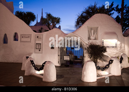 Le Nightshot de l'entrée de l'hôtel, restaurant et musée Casapueblo, Punta Ballena, Punta del Este, Uruguay Banque D'Images