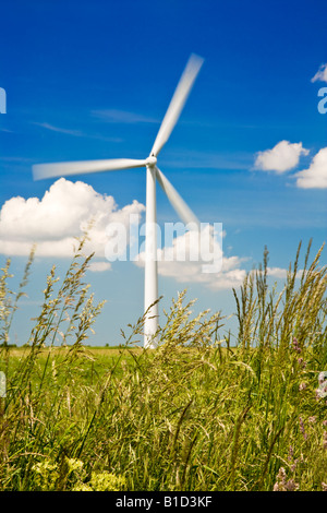 Seule éolienne de pales tournant contre un ciel d'un bleu profond sur une ferme éolienne côtière dans l'Oxfordshire, Angleterre, RU