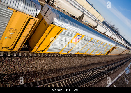 Un train de transport (automobiles) autoracks se déplace dans Streator, IL sur le BNSF. Banque D'Images