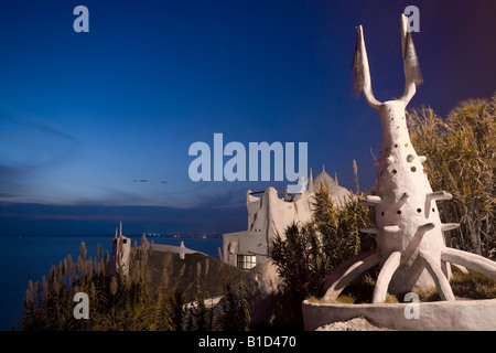 Un de Nightshot Paez Vilaro sculpture à l'entrée de l'hôtel, restaurant et musée Casapueblo Punta del Este en Uruguay Banque D'Images