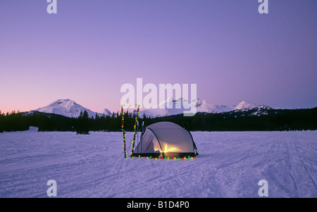 Deux fondeurs célébrer Noël en décorant leur tente dans un camp d'hiver à la montagne les montagnes Cascades Banque D'Images