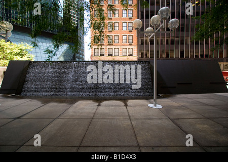 Sculpture en cascade en face du 70 Pine Street, Financial District, Lower Manhattan, New York City — une œuvre d'art public moderniste avec de l'eau en cascade. Banque D'Images