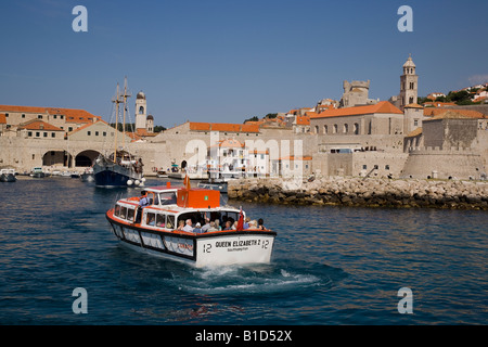 QE2 d'offres de navires Cunard enterring Dubrovnik port avec bateau à voile laissant Astral Banque D'Images