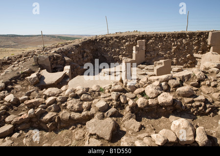 Pierres avec dans les murs au site néolithique de Gobekli Tepe dans le sud-est de la Turquie Banque D'Images