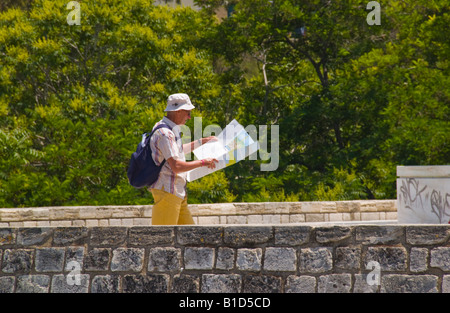 Les touristes à la recherche de site à Héraklion, capitale et plus grande ville de la Méditerranée grecque de Crète Banque D'Images