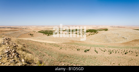 Panorama d'anciens remparts à l'emplacement de Gobekli Tepe néolithique dans le sud-est de la Turquie Banque D'Images