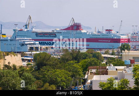 Les traversiers de passagers amarré à Héraklion, capitale et plus grande ville de la Méditerranée grecque de Crète Banque D'Images