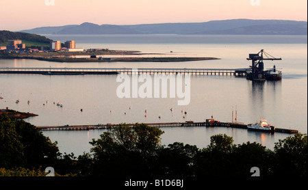 Coucher de soleil sur la baie d'Hunterston, Ecosse accueil de deux centrales nucléaires, un port en eau profonde naturel et Largs marina. Banque D'Images