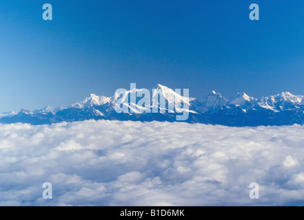 Les rois de l'Himalaya de montagne, Nuptse, le mont Everest et Lhotse, d'une couverture de nuages ci-dessous Banque D'Images