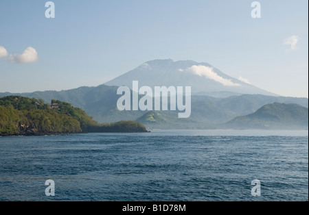 L'île de Bali en Indonésie de Padangbai Volcan Agung de ferry pour Lombok Banque D'Images