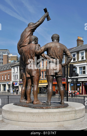 Sculpture de la Coupe du monde avec Bobby Moore avec le trophée de la Coupe du monde et certains de ses coéquipiers Banque D'Images